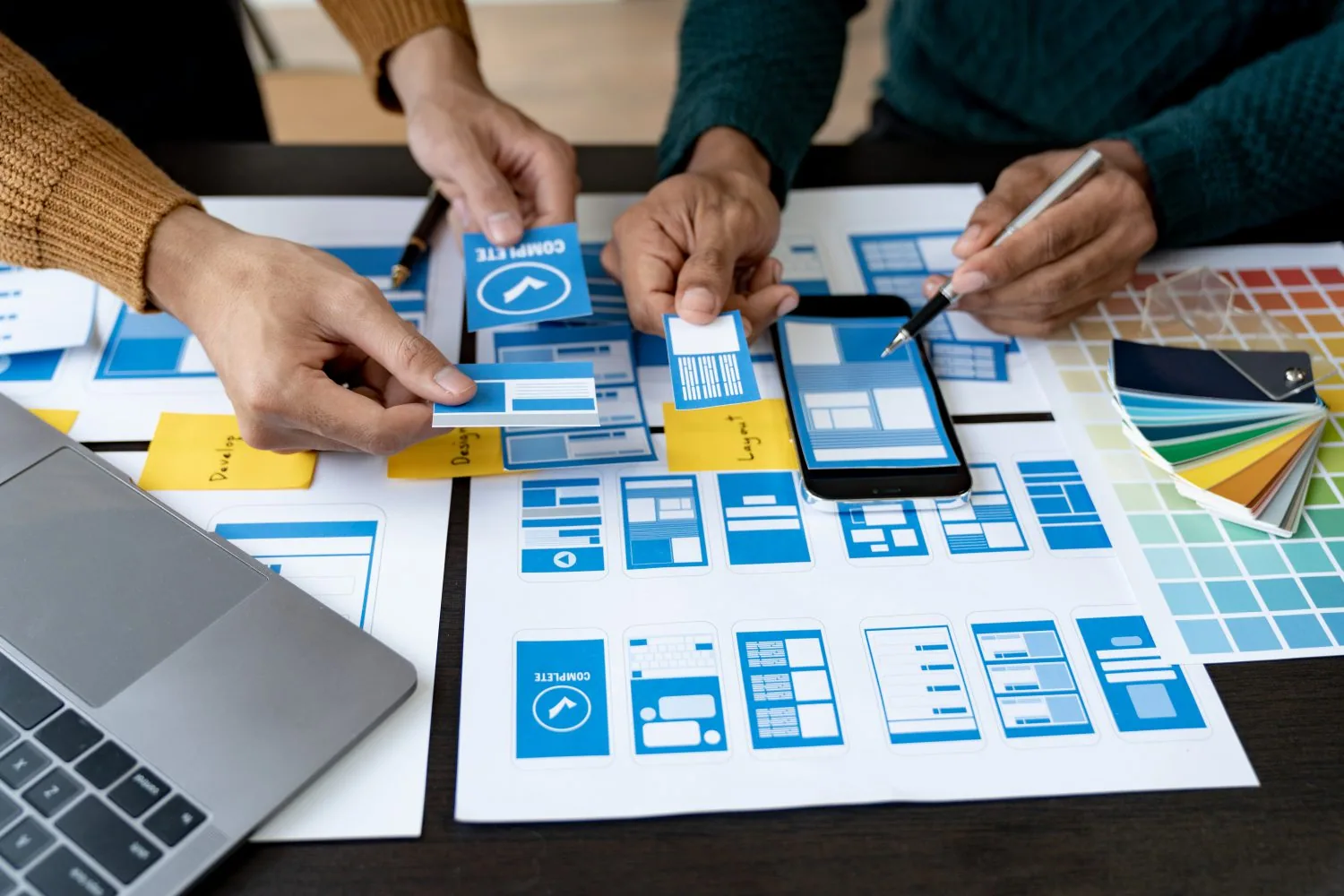 Team arbeitet gemeinsam an digitalen Lösungen
